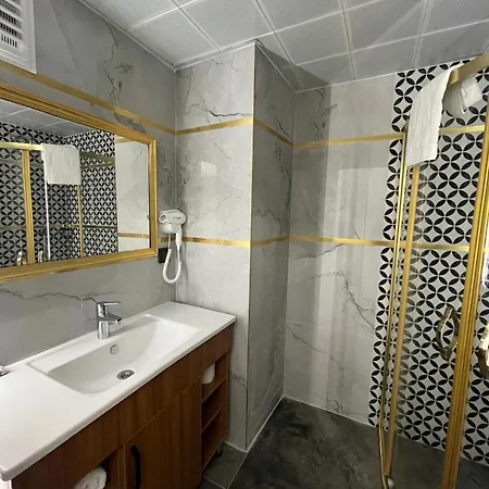 Golden Lux Hotell